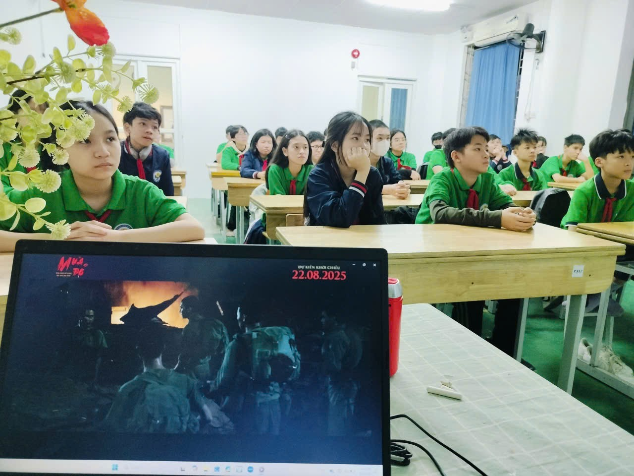 A group of people in a classroom

Description automatically generated