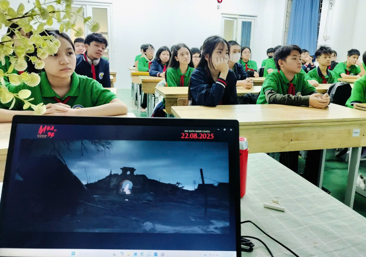 A group of people sitting at desks in a classroom

Description automatically generated