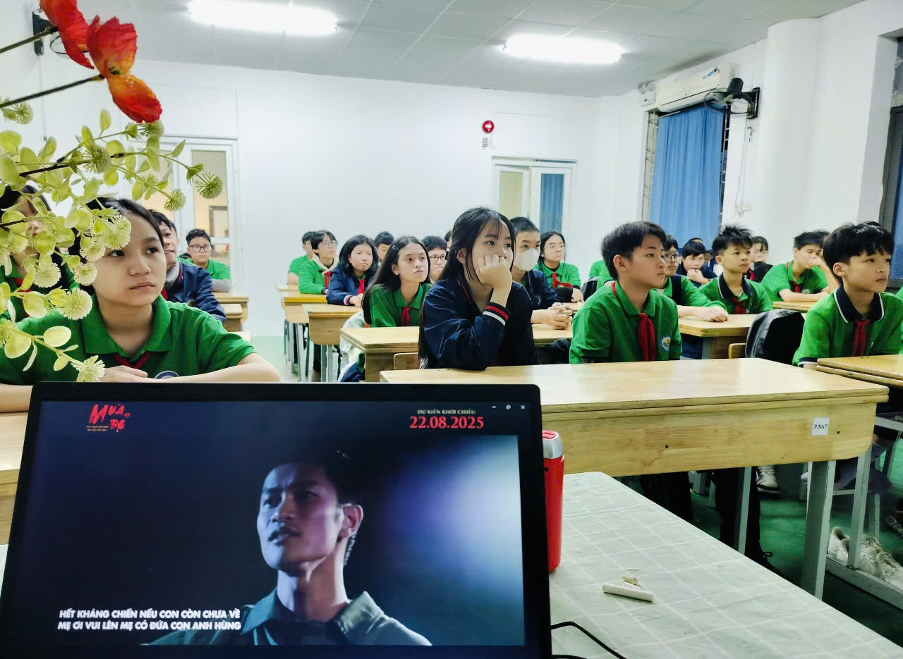 A group of people sitting at desks in a classroom

Description automatically generated