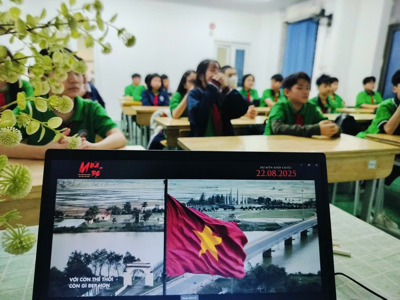 A group of people in a classroom

Description automatically generated