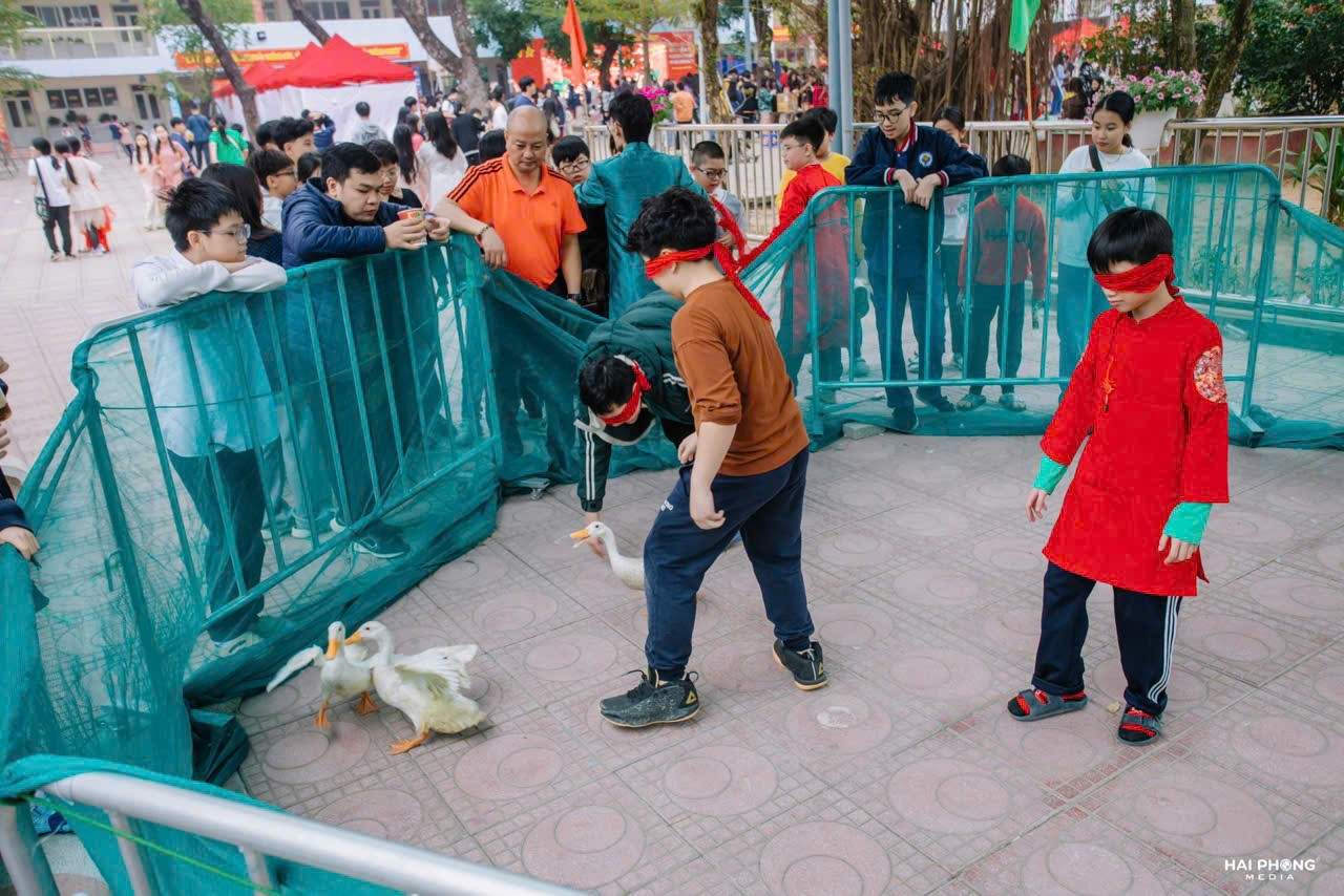 A group of people around a fence

Description automatically generated