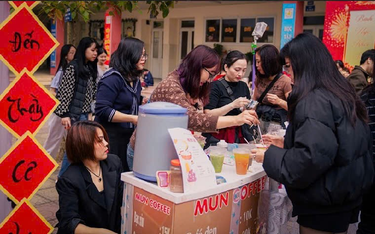 A group of women at a coffee stand

Description automatically generated