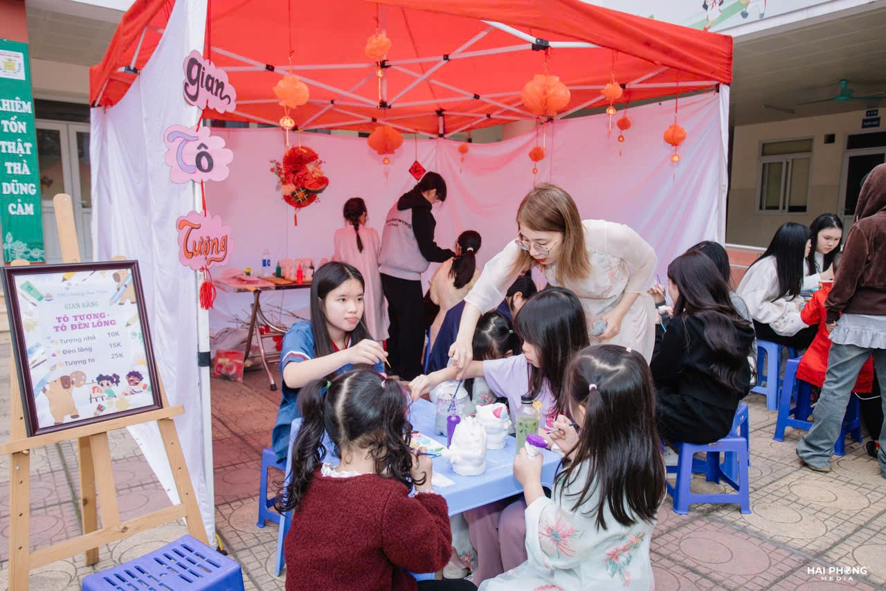 A group of children sitting around a table

Description automatically generated