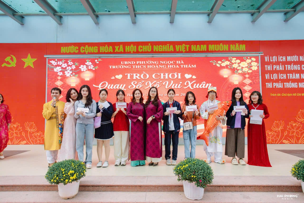 A group of people standing on a stage

Description automatically generated