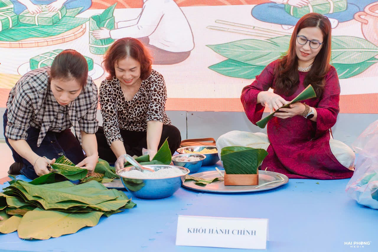 A group of women sitting on a table

Description automatically generated