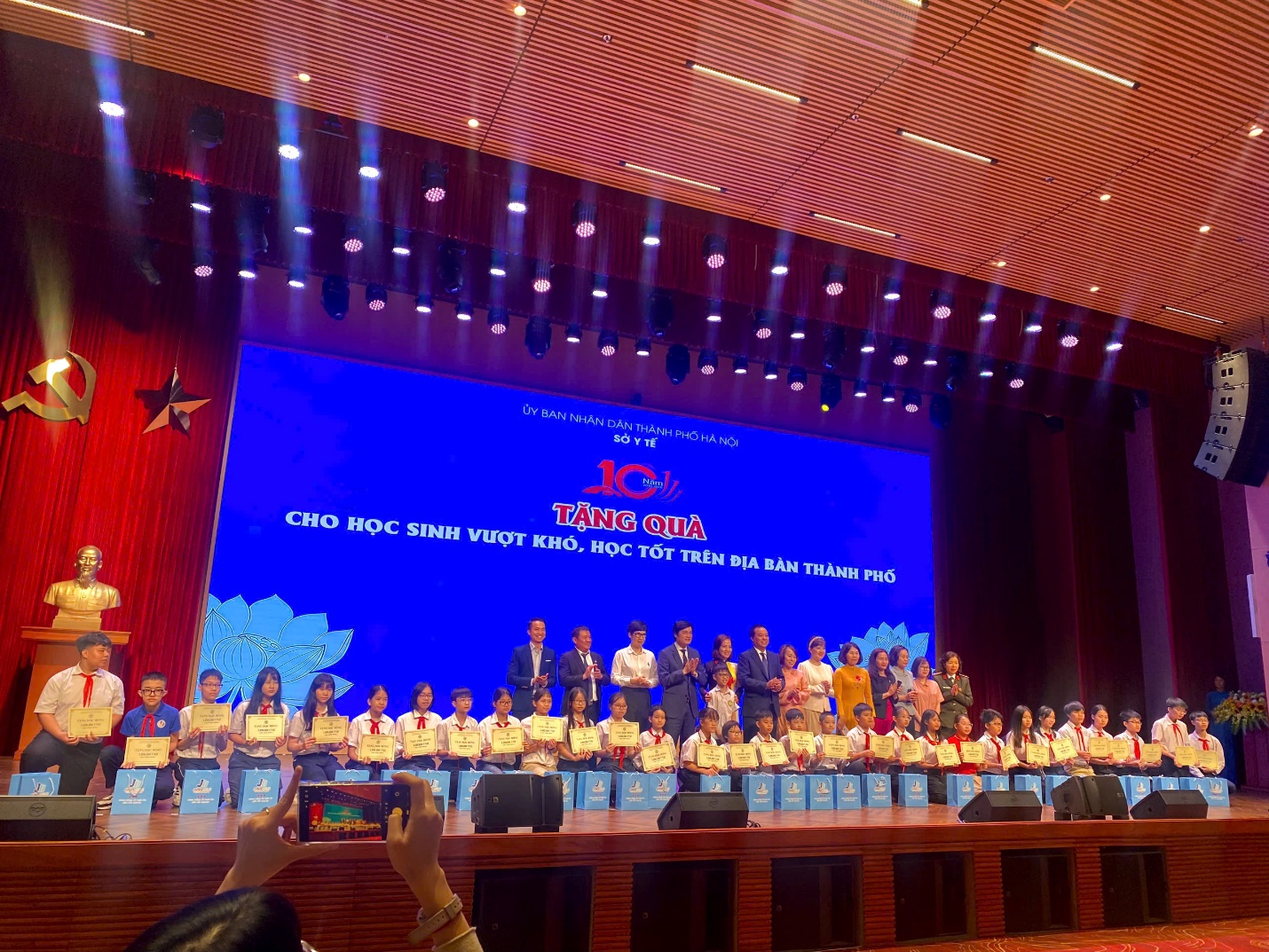 C:\Users\Admin\Desktop\Ảnh 1\1\z7642173328003_f9fa08e966bc4f5f384133db16ec469d.jpg