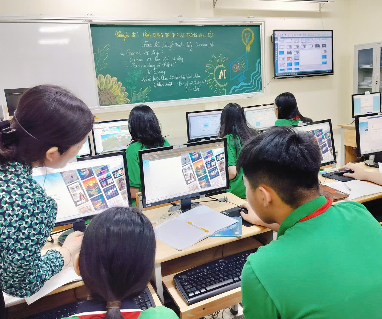 A group of people in a classroom using computers

Description automatically generated