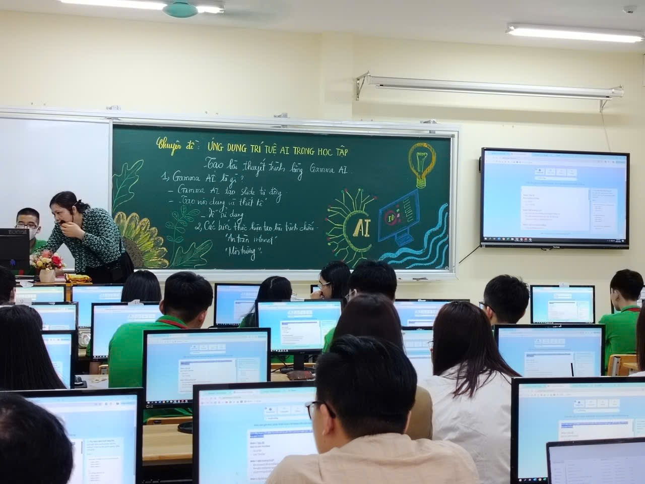 A group of people in a classroom

Description automatically generated