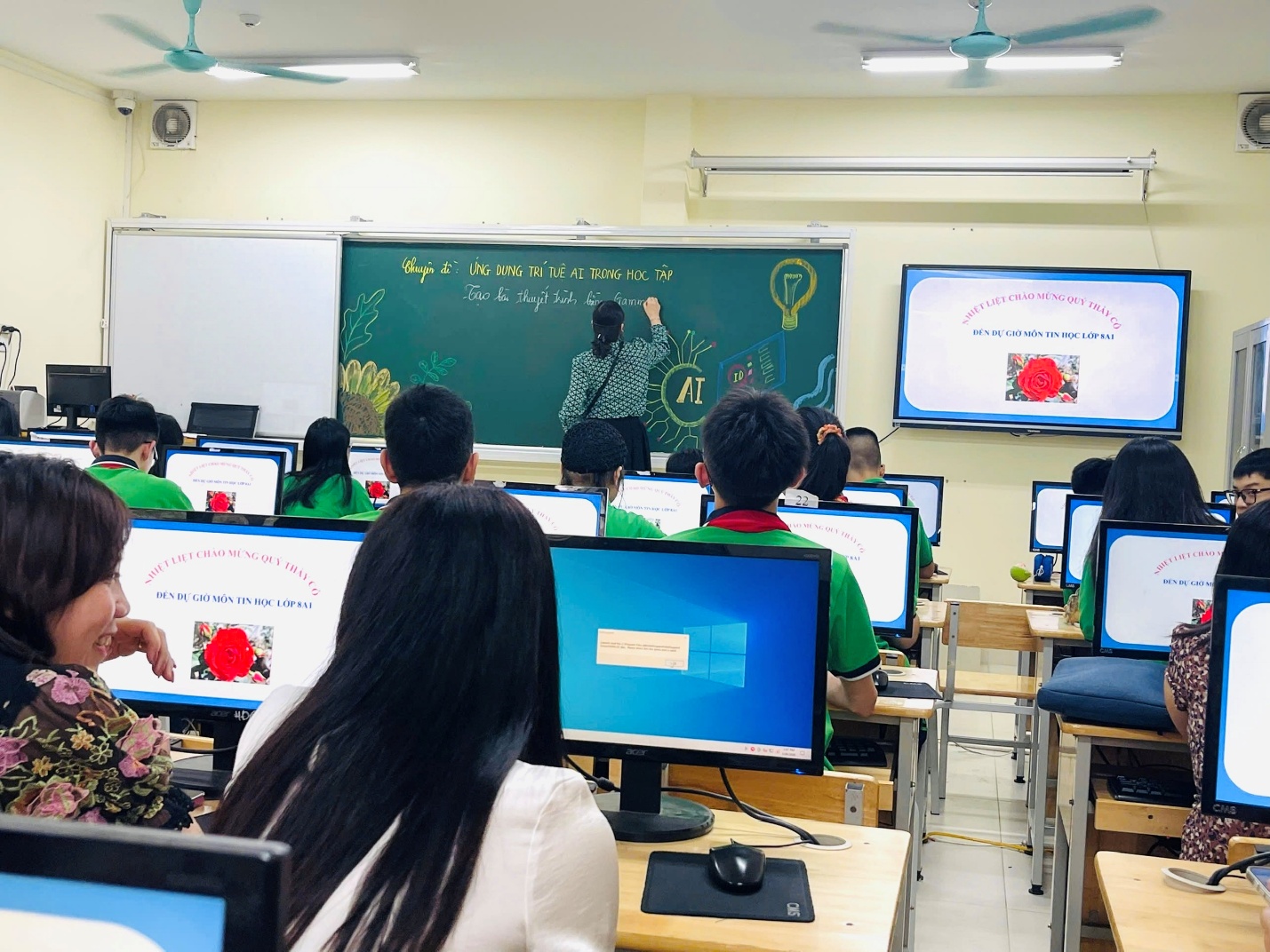 A group of people in a classroom

AI-generated content may be incorrect.