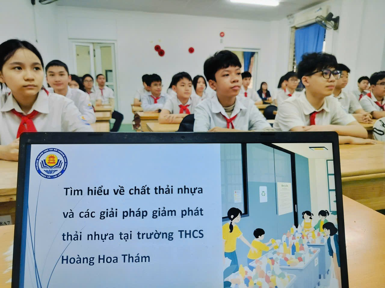 A group of students in a classroom

Description automatically generated