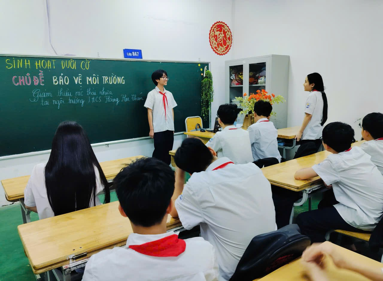 A group of people in a classroom

Description automatically generated