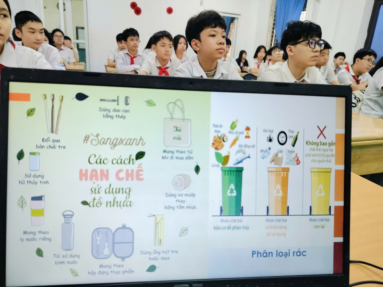 A group of people in a classroom

Description automatically generated