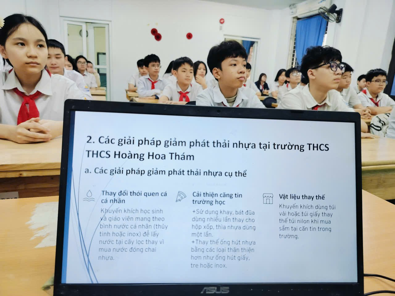 A group of people in a classroom

Description automatically generated