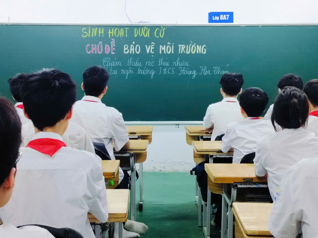 A group of students in a classroom

Description automatically generated