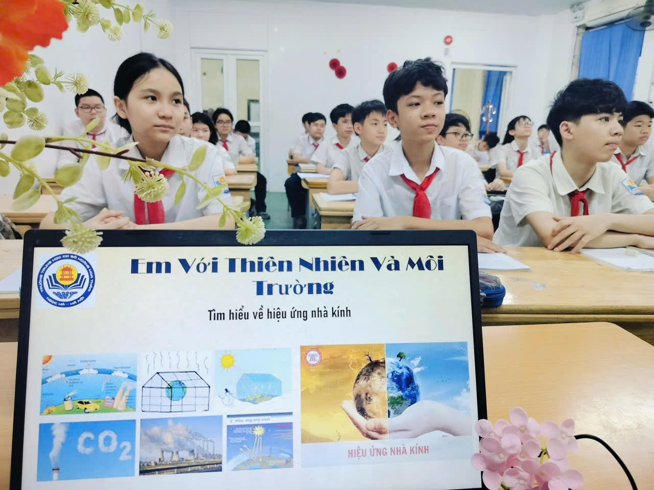 A group of students in a classroom

Description automatically generated