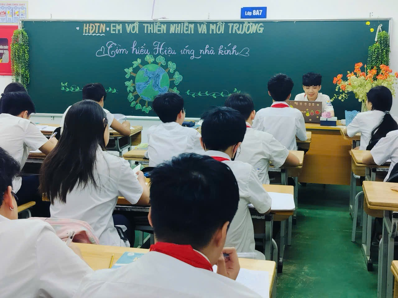 A group of students in a classroom

Description automatically generated