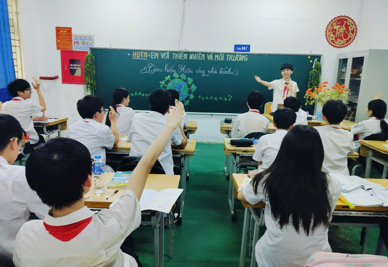 A group of people in a classroom

Description automatically generated