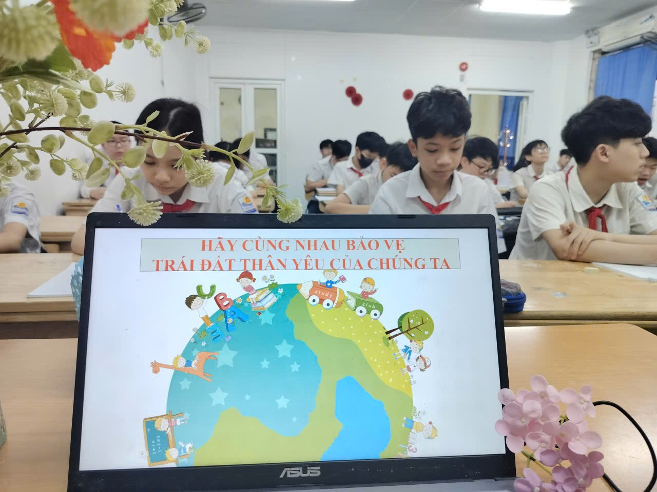 A group of children sitting at desks in a classroom

Description automatically generated