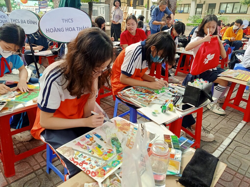 Học sinh trường THCS Hoàng Hoa Thám tham gia cuộc thi vẽ tranh với chủ đề "Ngày sách và Văn hoá đọc" cấp Quận năm 2023