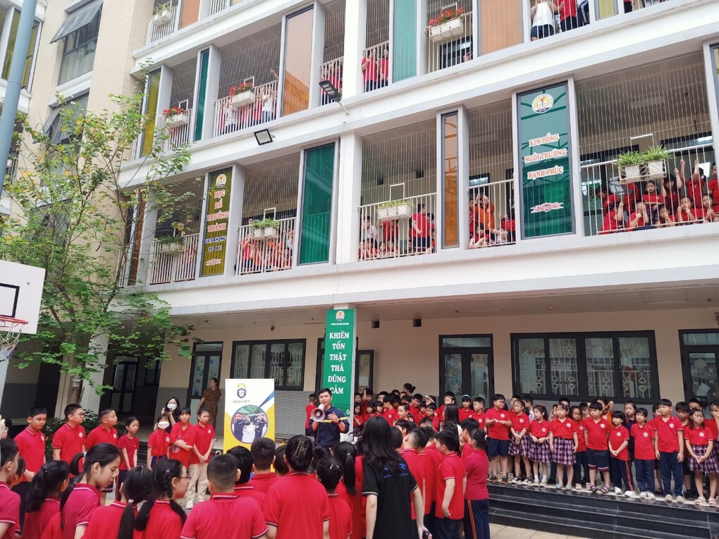 Quận Ba Đình tổ chức hoạt động sinh hoạt ngoại khoá với chủ đề “Học sinh với công tác phòng cháy chữa cháy” tại trường Tiểu học Kim Đồng nhằm lan toả thông điệp xây dựng môi trường giáo dục an toàn trên địa bàn quận