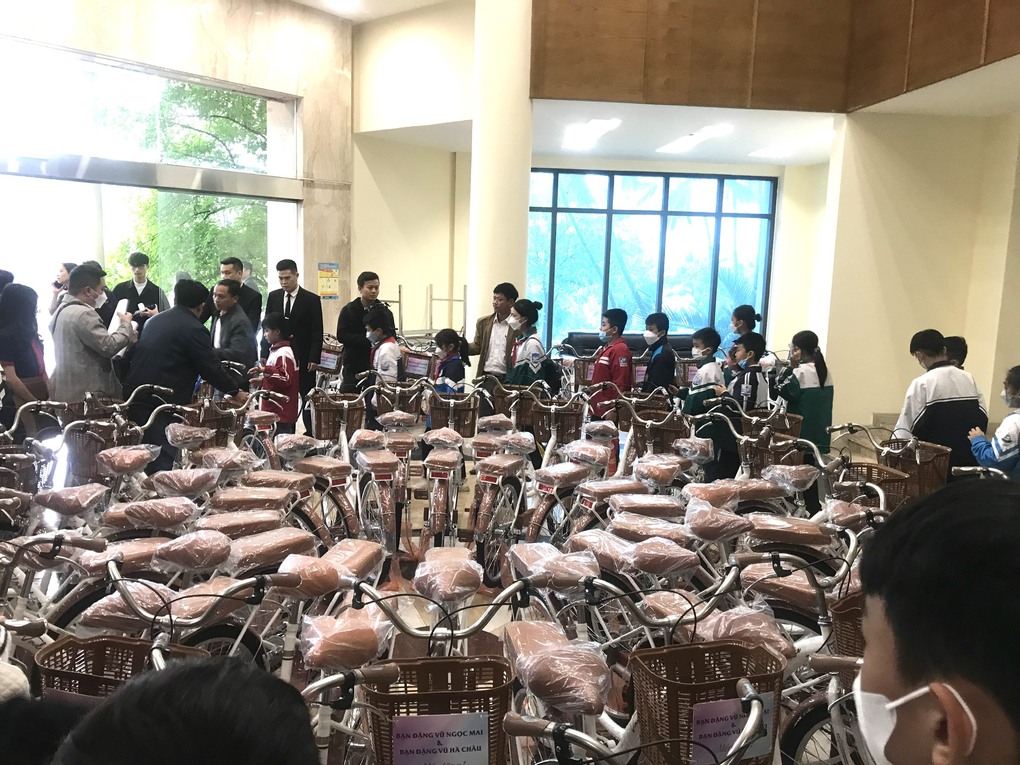 Học sinh trường THCS Hoàng Hoa Thám nhận phần quà từ chương trình “Trao tặng yêu thương nâng bước em tới trường”