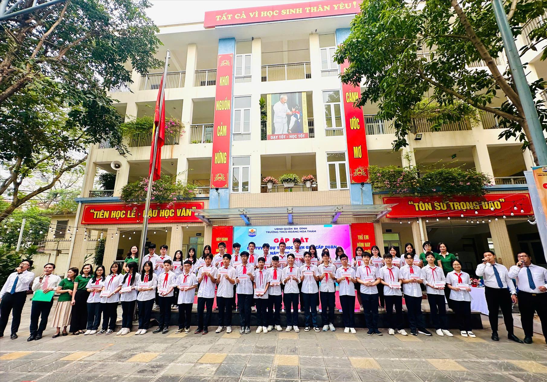 Trường THCS Hoàng Hoa Thám gặp mặt đội tuyển tham dự kỳ thi học sinh giỏi cấp Quận năm học 2024 – 2025.