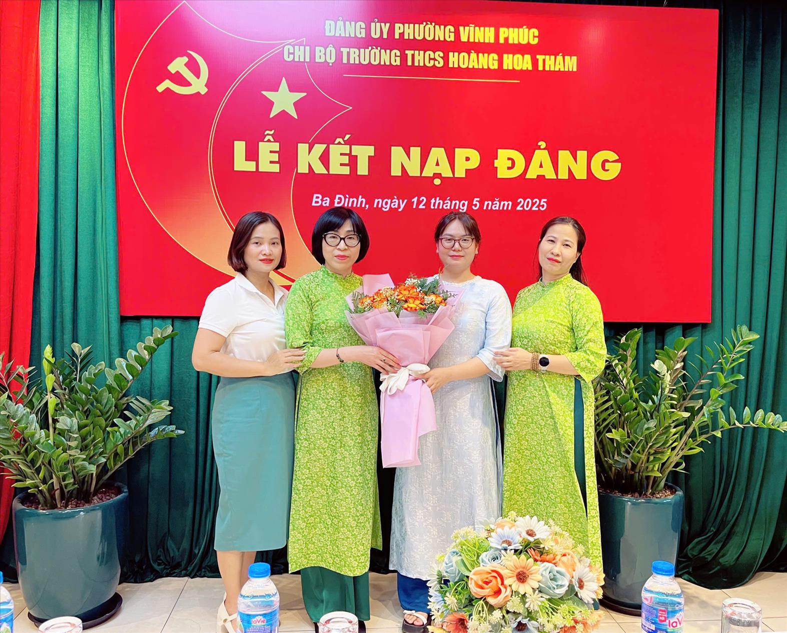 Trường THCS Hoàng Hoa Thám kết nạp đảng viên mới - Tăng cường sức mạnh cho Chi bộ