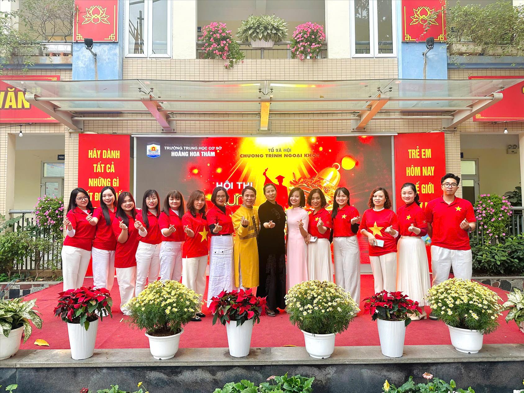 Tổ Xã hội trường THCS Hoàng Hoa Thám – Một tập thể vững mạnh, tâm huyết với sự nghiệp trồng người.