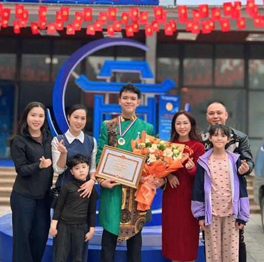 “Khánh Nguyên: Người kể chuyện bằng sáo trúc và chiếc Huy chương Vàng cấp Thành phố”