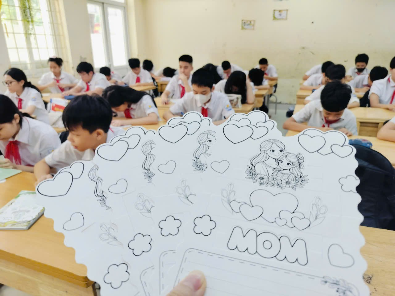 A group of students in a classroom
Description automatically generated