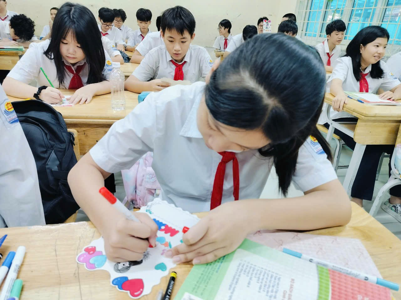 A group of students in a classroom
Description automatically generated