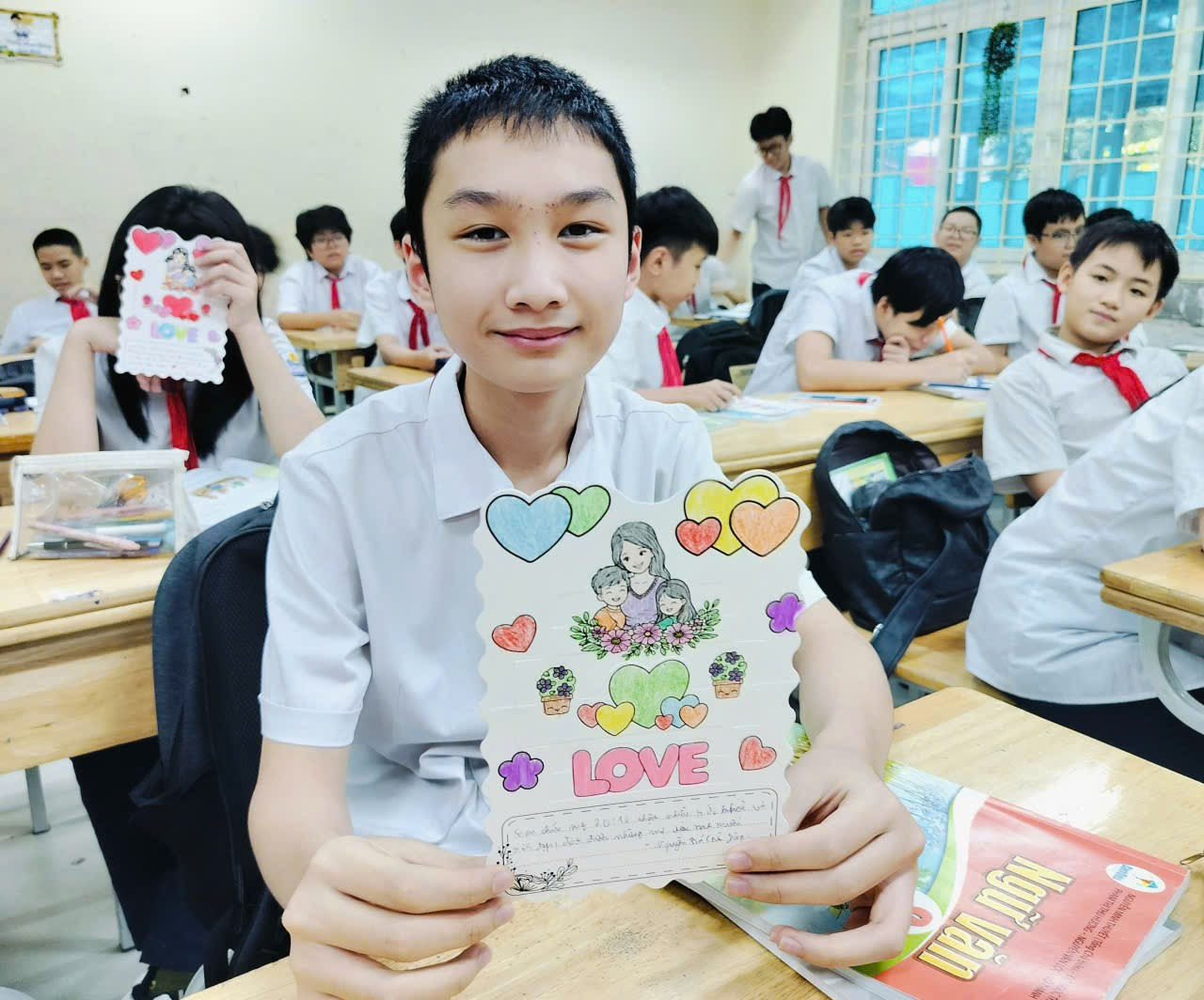 A child holding a piece of paper
Description automatically generated