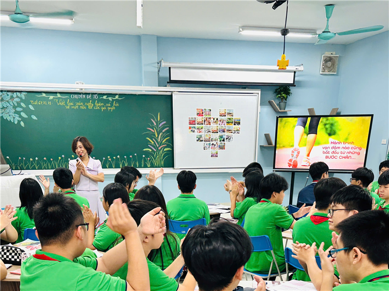 A group of people in a classroom

Description automatically generated