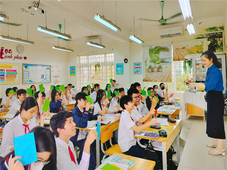 A group of students in a classroom

Description automatically generated
