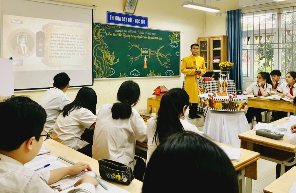 A teacher teaching a class

Description automatically generated