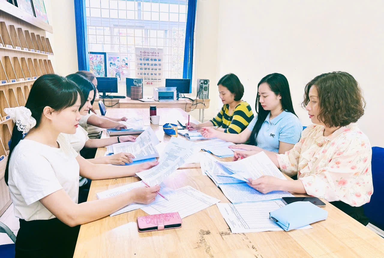 A group of people sitting at a table

Description automatically generated