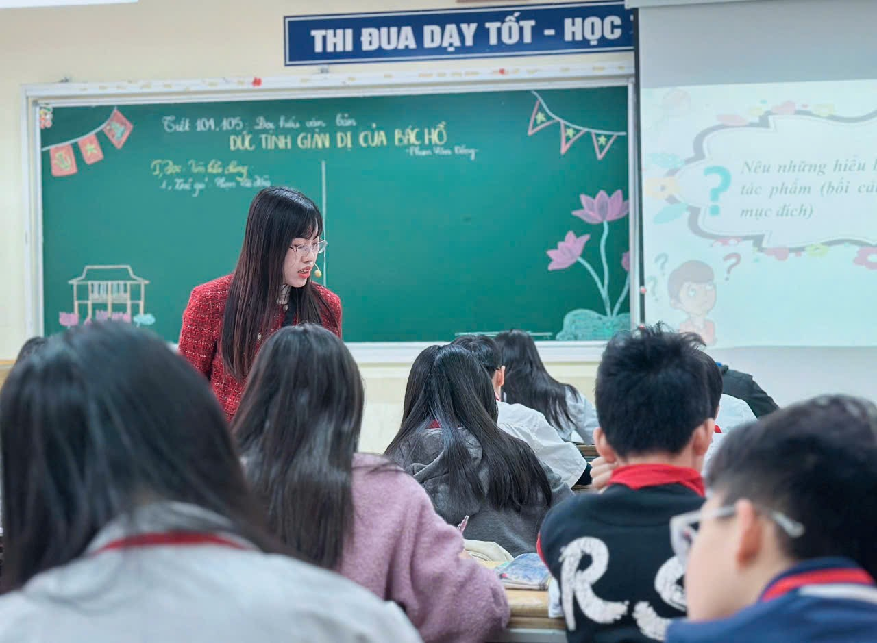 A person standing in front of a classroom

Description automatically generated