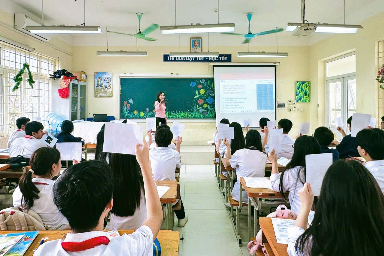 A group of students in a classroom

Description automatically generated