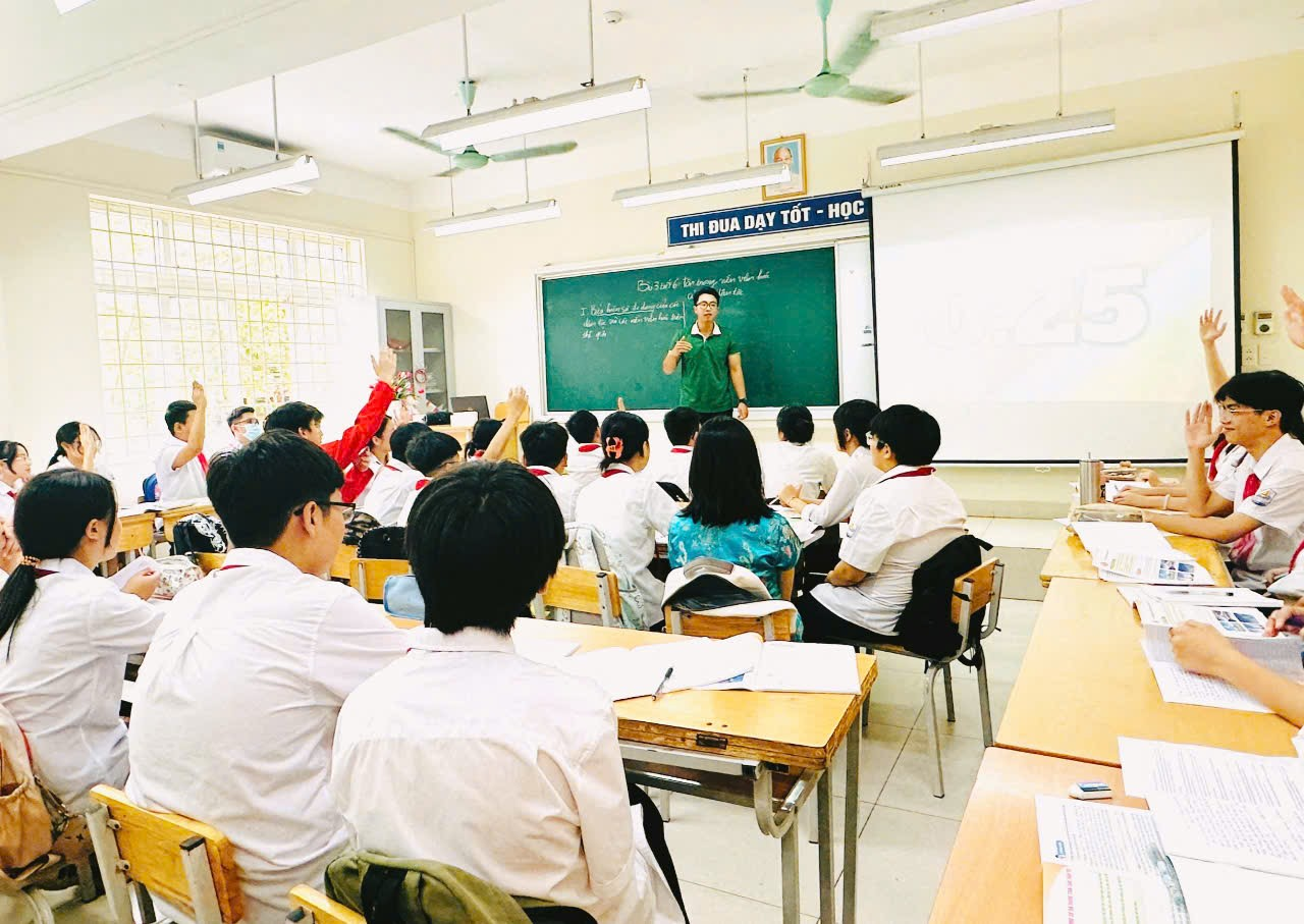 A person standing in front of a classroom

Description automatically generated
