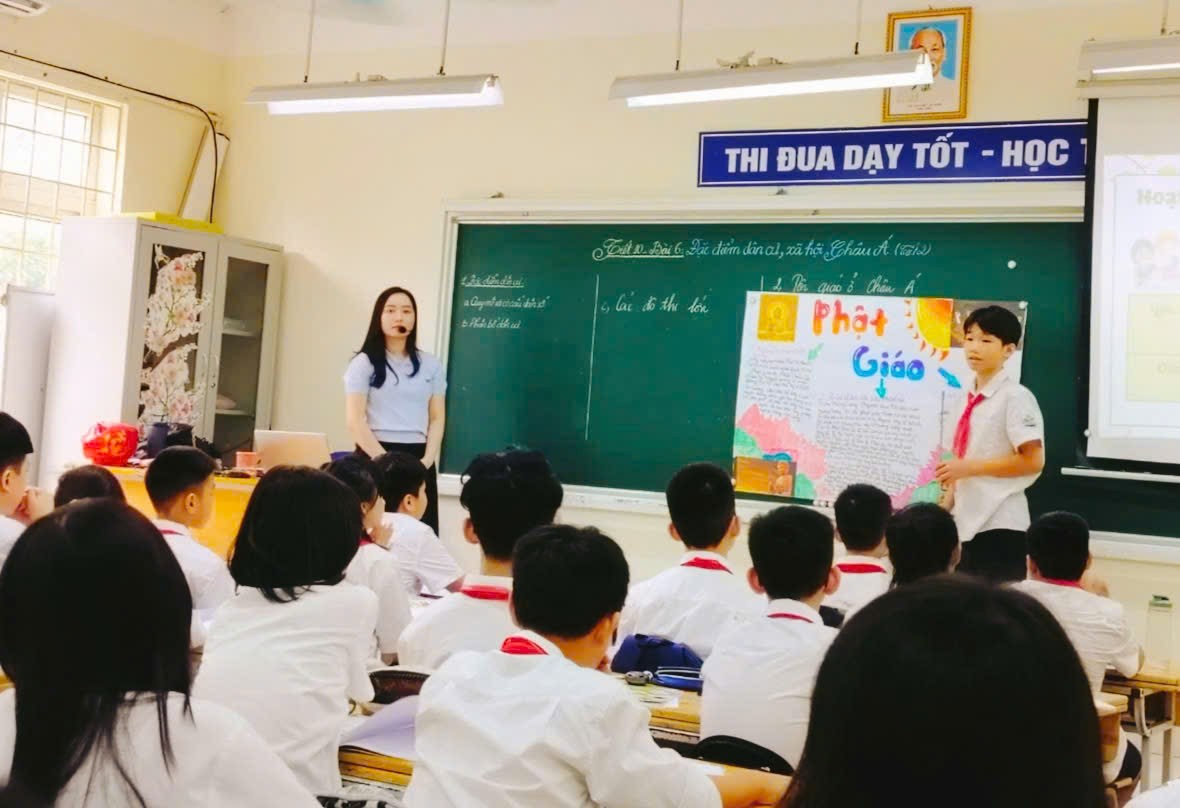 A group of students in a classroom

Description automatically generated