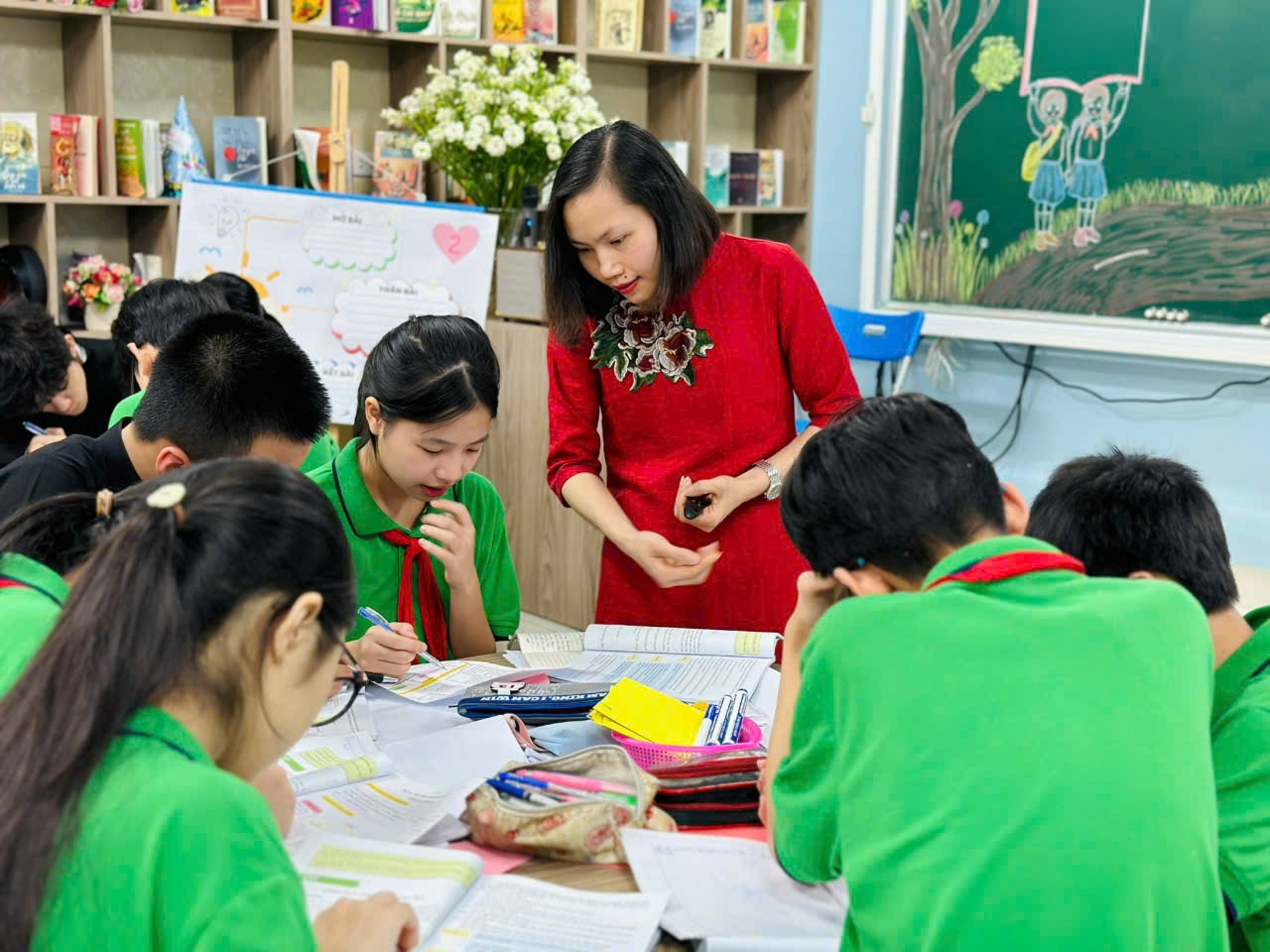 A teacher explaining to students

Description automatically generated