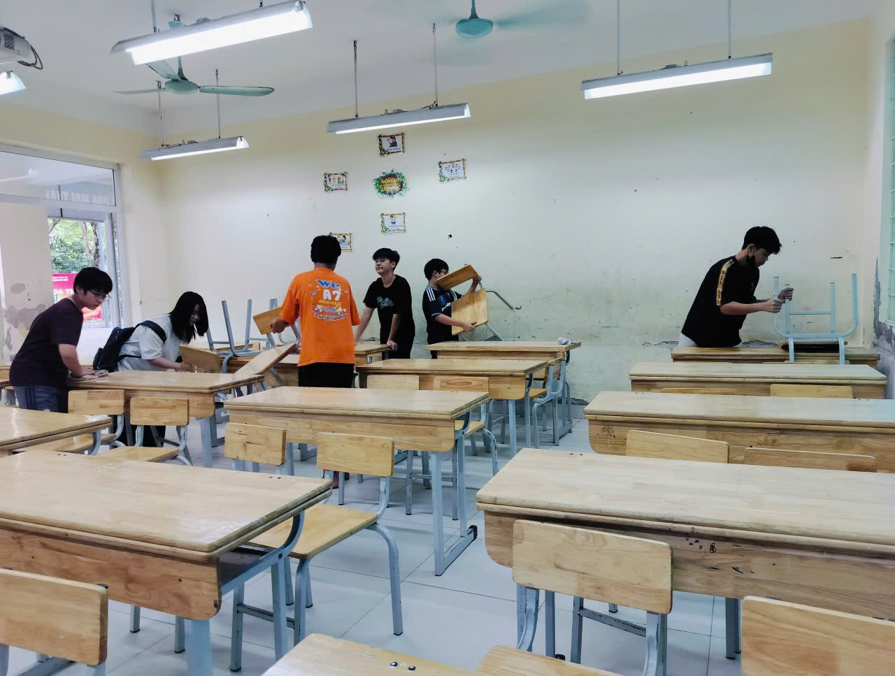 A group of people in a classroom

Description automatically generated