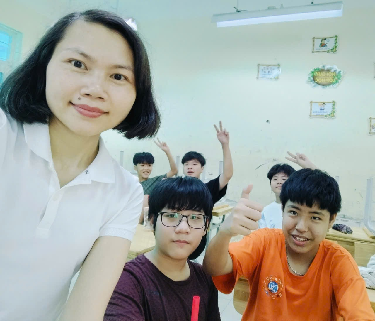 A group of people posing for a selfie

Description automatically generated