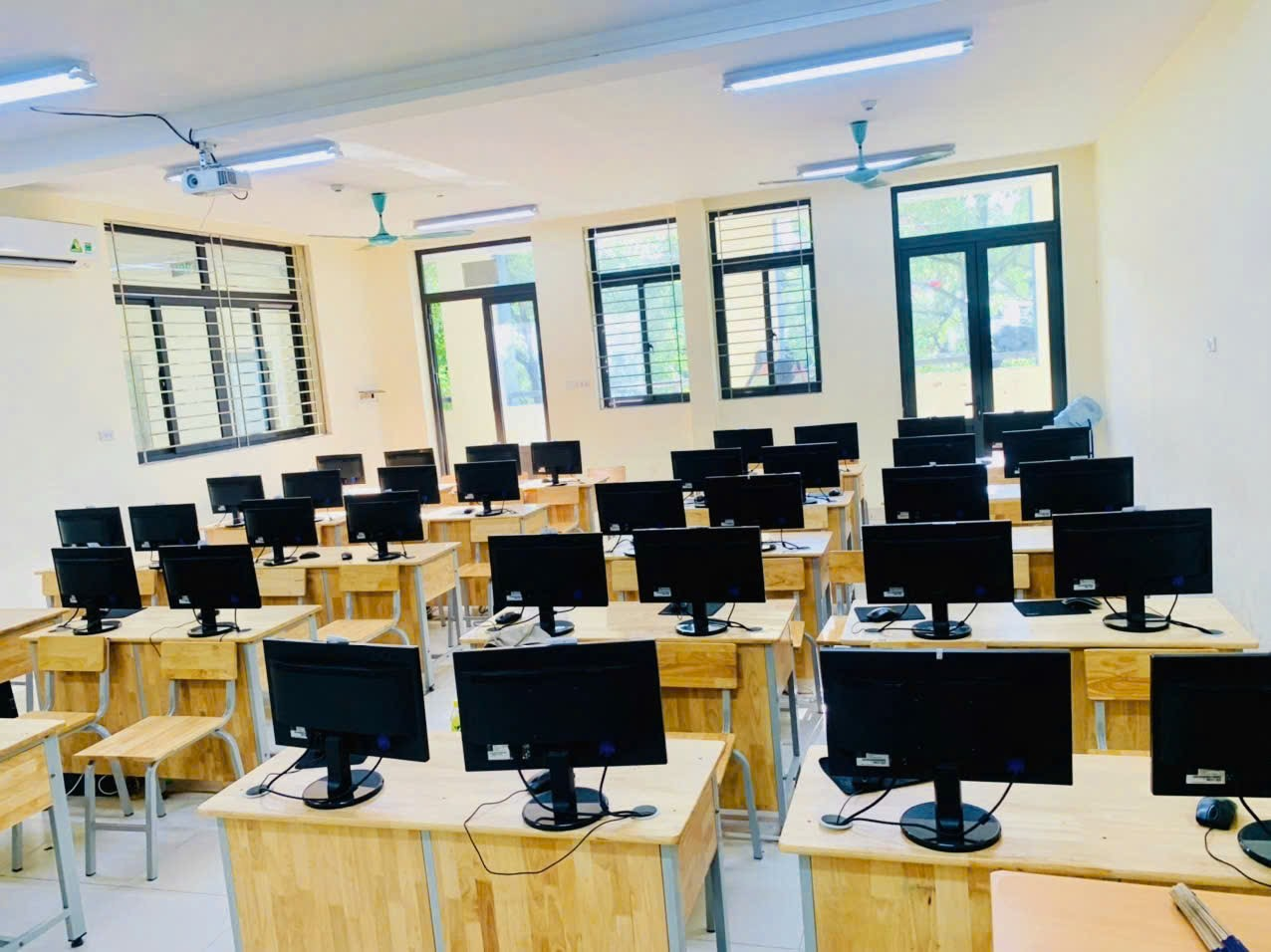 A room with computers in it

Description automatically generated