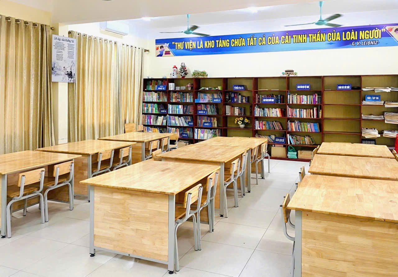 A room with desks and bookshelves

Description automatically generated