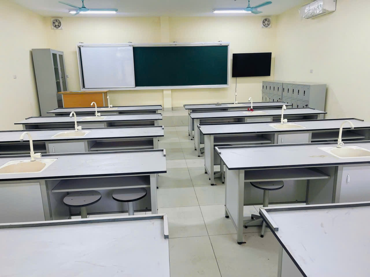 A classroom with desks and a chalkboard

Description automatically generated