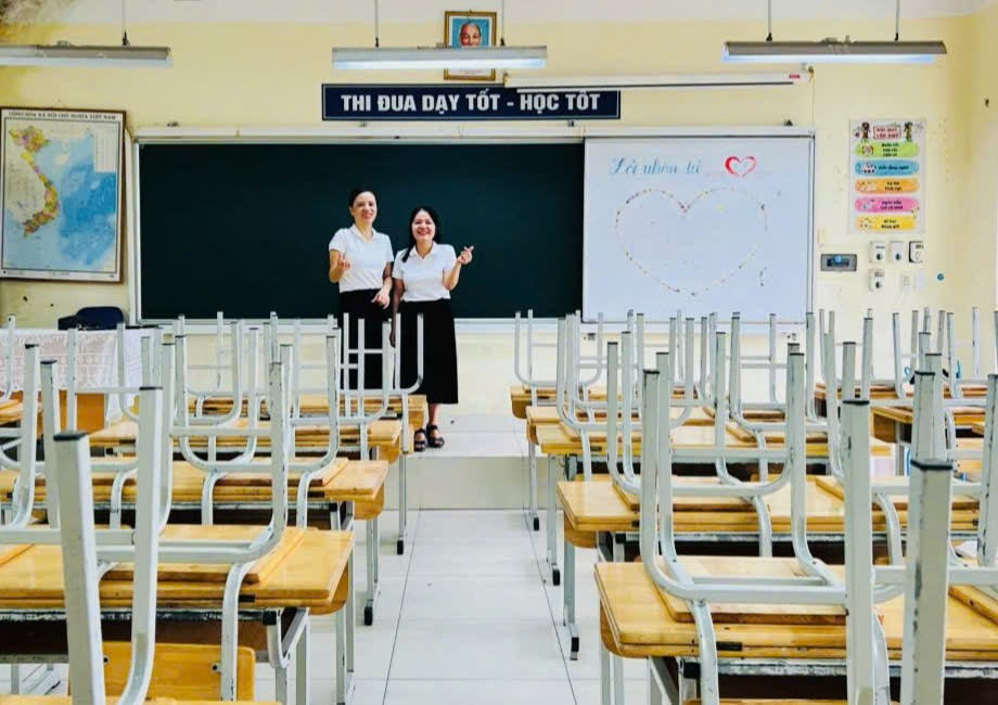 Two women standing in a classroom

Description automatically generated