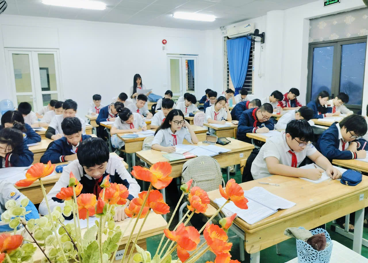 A group of students in a classroom
Description automatically generated