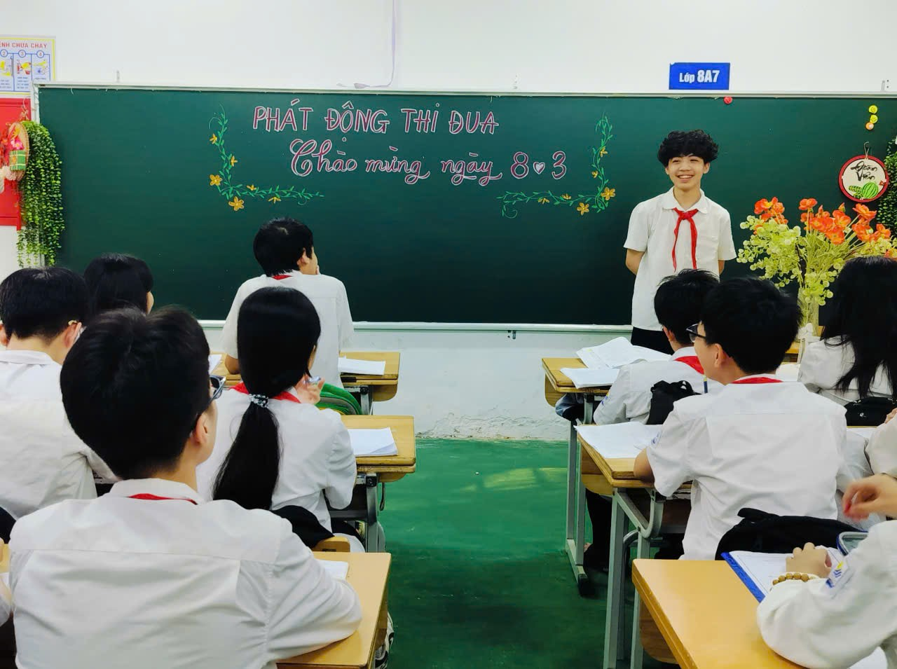 A group of students in a classroom
Description automatically generated