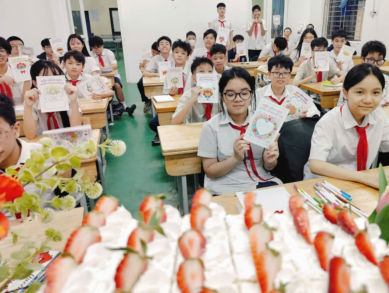 A group of students in a classroom
Description automatically generated